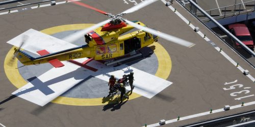 AB 412 SAR helikopter (P Tolsma en Rietman, Redder Sgt1 Noppen en Hoist ops SM Breugel) leveren een patient af bij het ziekenhuis in Leeuwarden